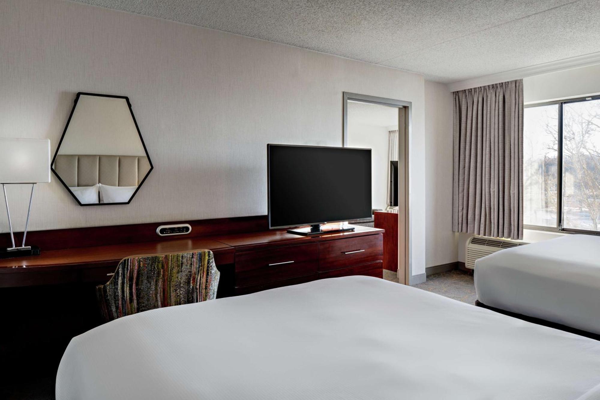 Doubletree By Hilton Fairfield Hotel & Suites Exterior photo